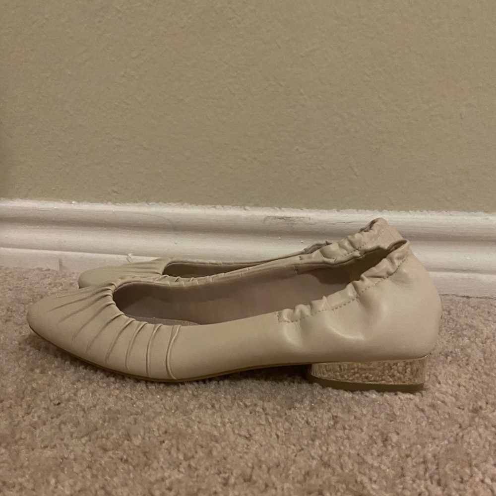 Anne Klein Crystell Flat, size 9, cream w/ metallic gold heel